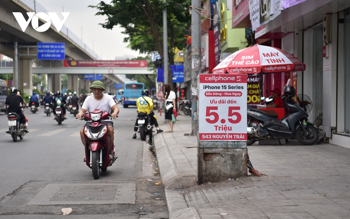 Cột điện, trạm biến áp ở Hà Nội “gánh còng lưng” biển quảng cáo, rao vặt - Ảnh 12.