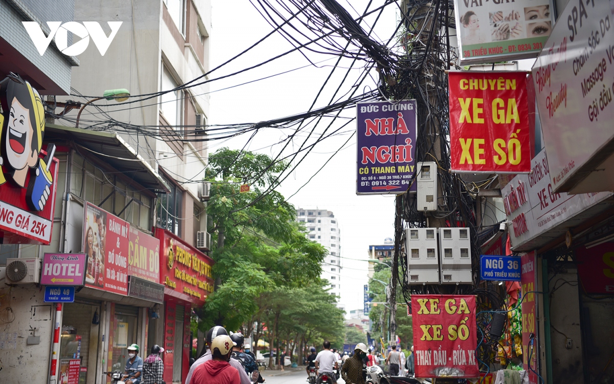 Cột điện, trạm biến áp ở Hà Nội “gánh còng lưng” biển quảng cáo, rao vặt - Ảnh 1.