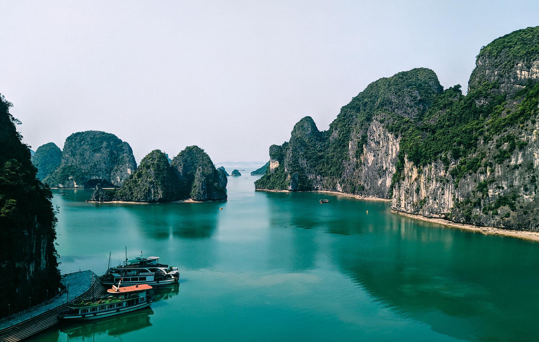 Vịnh Hạ Long của Việt Nam vừa được gọi tên trong danh sách những điểm đến đẹp nhất thế giới - Ảnh 1.
