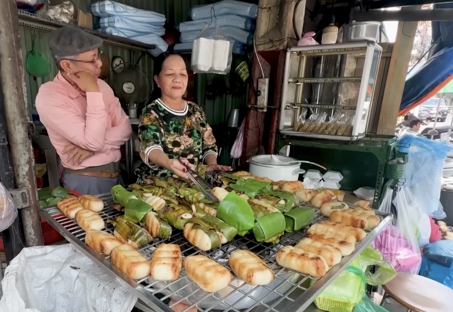 “Kỳ lạ” quán chuối nếp nướng nườm nượp khách, bán 100kg/ngày nhưng chủ quán mãi không giàu - Ảnh 5.