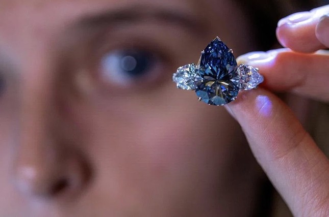 Viên kim cương xanh lam cực hiếm được bán với giá hơn 1 nghìn tỷ đồng - Ảnh 1.