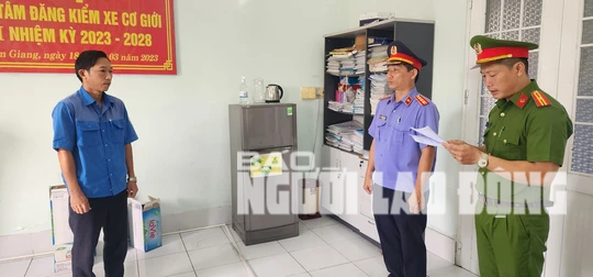 NÓNG: Bắt tạm giam một cán bộ đăng kiểm ở Kiên Giang - Ảnh 1.