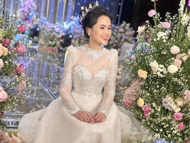 Vợ Hồ Quang Hiếu diện váy cưới làm từ 60 m vải - Ngôi sao