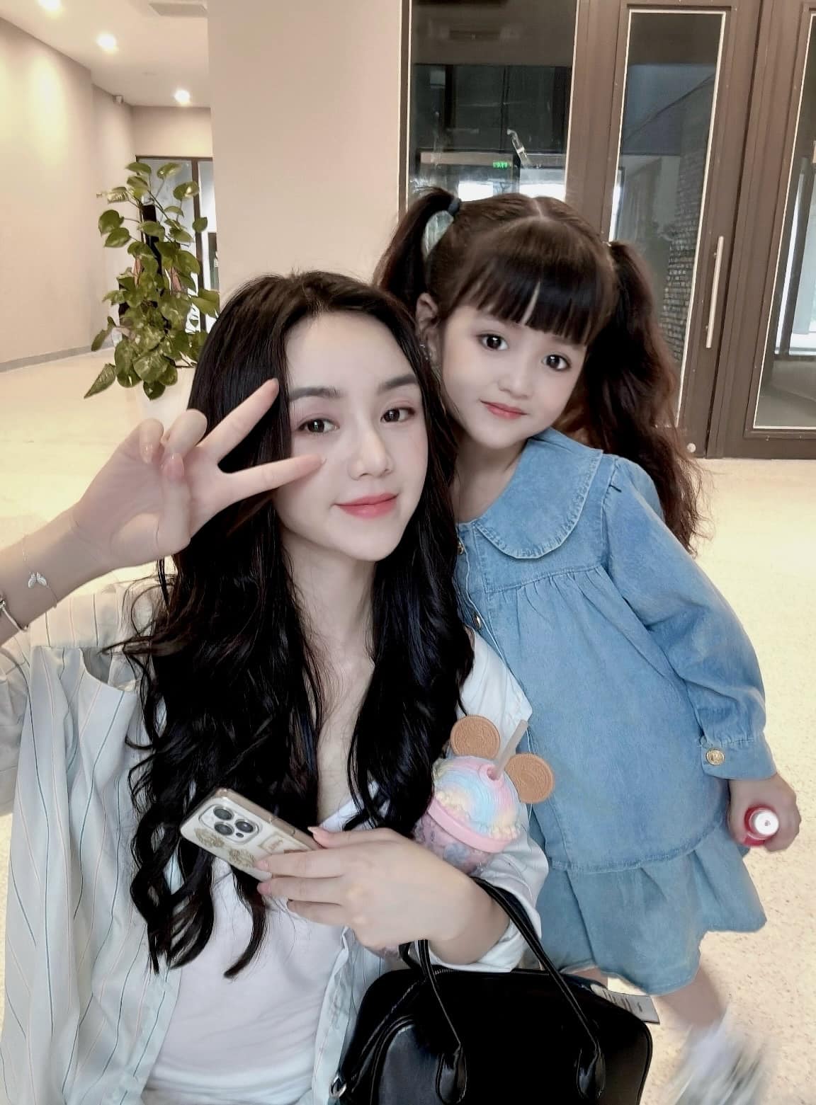 Một gia đình phim VTV gây sốt vì bố mẹ đẹp ngang diễn viên Hàn, con gái xinh như thiên thần - Ảnh 5.
