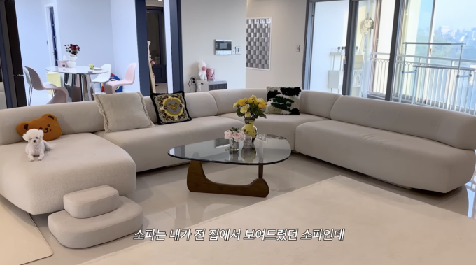 Bên trong căn hộ của &quot;phú bà&quot; Song Ji A: Bàn trà phòng khách gần 100 triệu, chiếm spotlight là ghế sofa hơn 8300 USD - Ảnh 2.