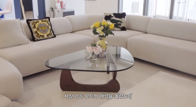 Bên trong căn hộ của &quot;phú bà&quot; Song Ji A: Bàn trà phòng khách gần 100 triệu, chiếm spotlight là ghế sofa hơn 8300 USD - Ảnh 5.