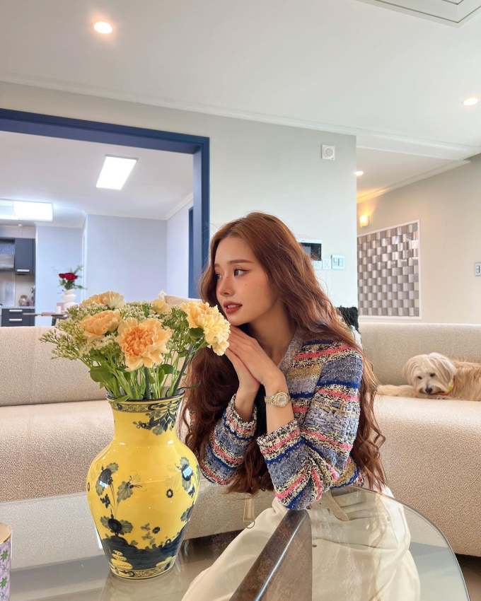 Bên trong căn hộ của &quot;phú bà&quot; Song Ji A: Bàn trà phòng khách gần 100 triệu, chiếm spotlight là ghế sofa hơn 8300 USD - Ảnh 6.