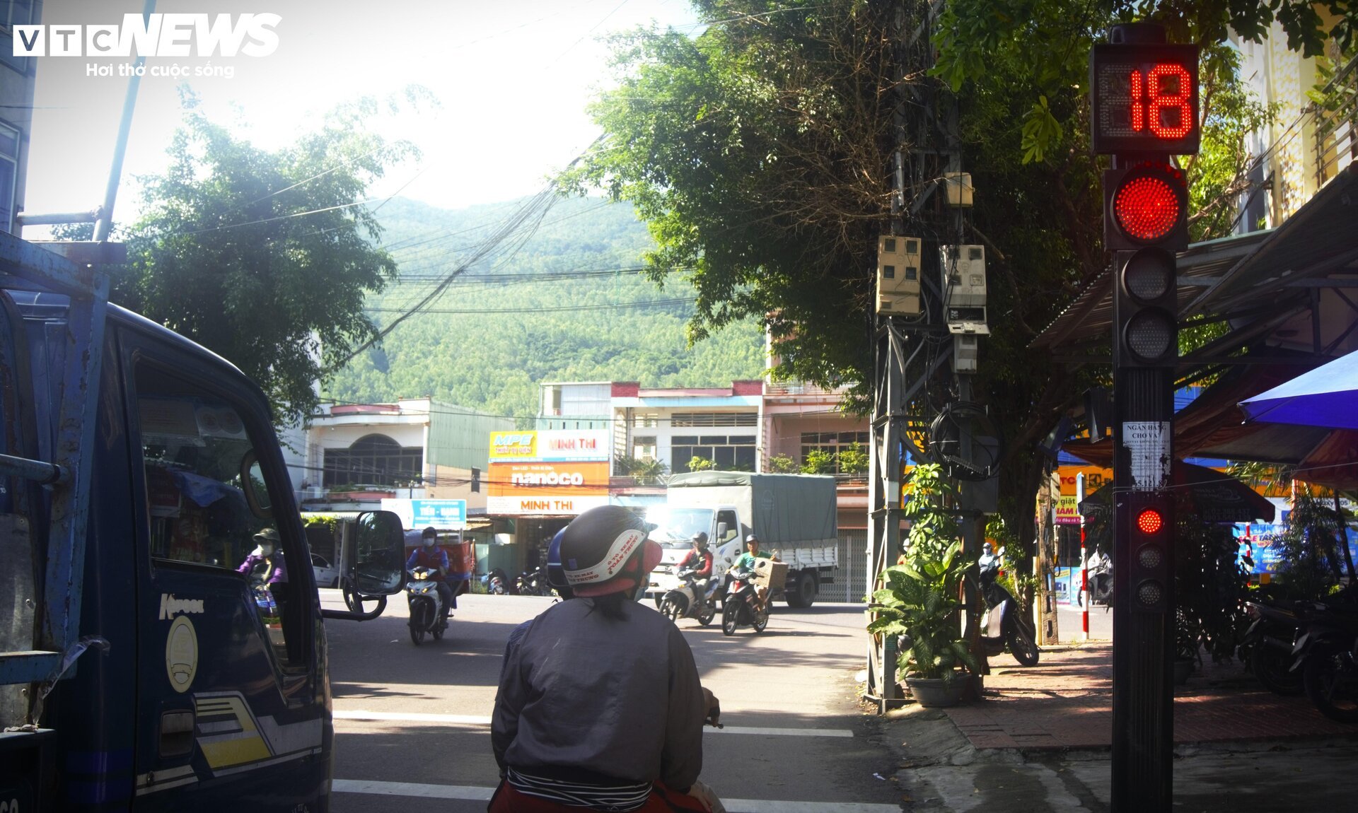 Dây điện, dây cáp như 'tơ vò', thòng lọng trên phố: Hiểm họa chực chờ ở Quy Nhơn - Ảnh 15.