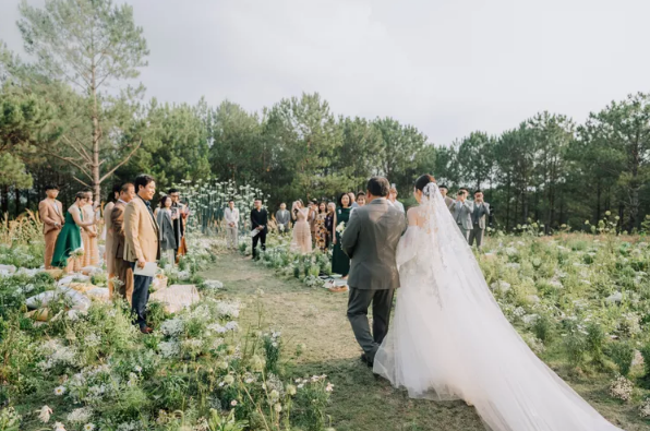 Có gì đặc biệt ở đám cưới của cặp đôi Việt Nam trên đồng hoa Đà Lạt được báo nước ngoài đăng tải