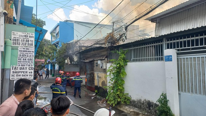 TPHCM: Cháy nhà sản xuất giấy, người dân bên cạnh ôm tài sản tháo chạy - Ảnh 2.