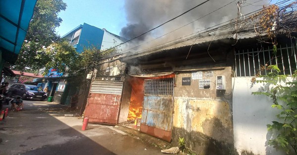 TPHCM: Cháy nhà sản xuất giấy, người dân bên cạnh ôm tài sản tháo chạy - Ảnh 1.
