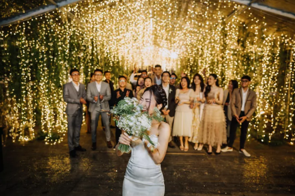 Có gì đặc biệt ở đám cưới của cặp đôi Việt Nam trên đồng hoa Đà Lạt được báo nước ngoài đăng tải