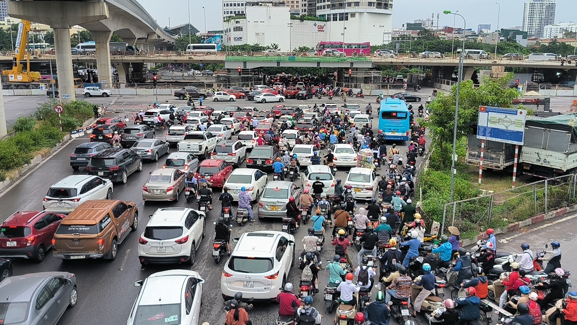 Diện mạo 2 cầu vượt thép Mai Dịch sau 9 tháng thi công hiện ra sao? - Ảnh 13.