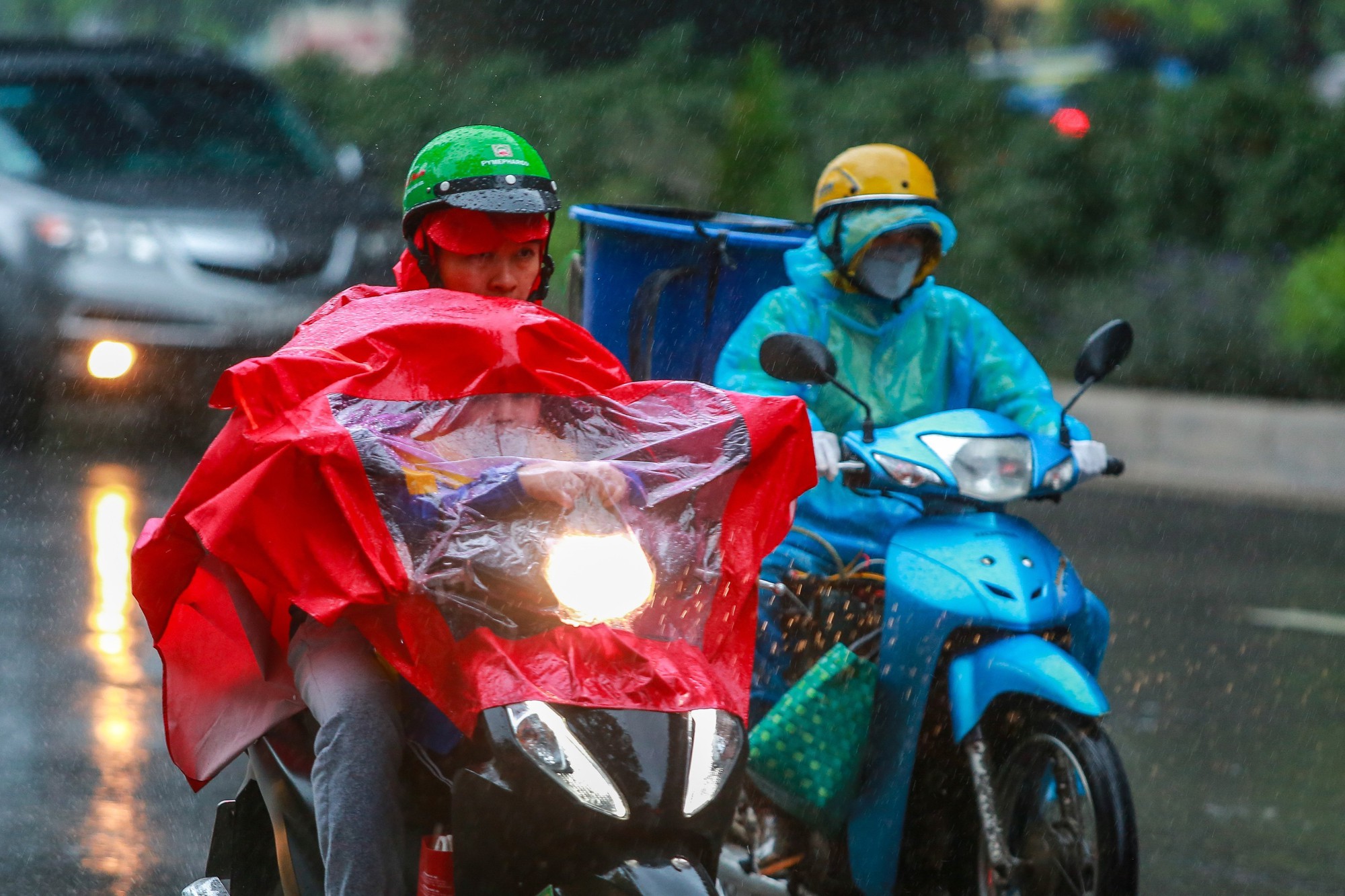 Hà Nội: Người dân vật lộn với tắc đường trong mưa lạnh- Ảnh 8.