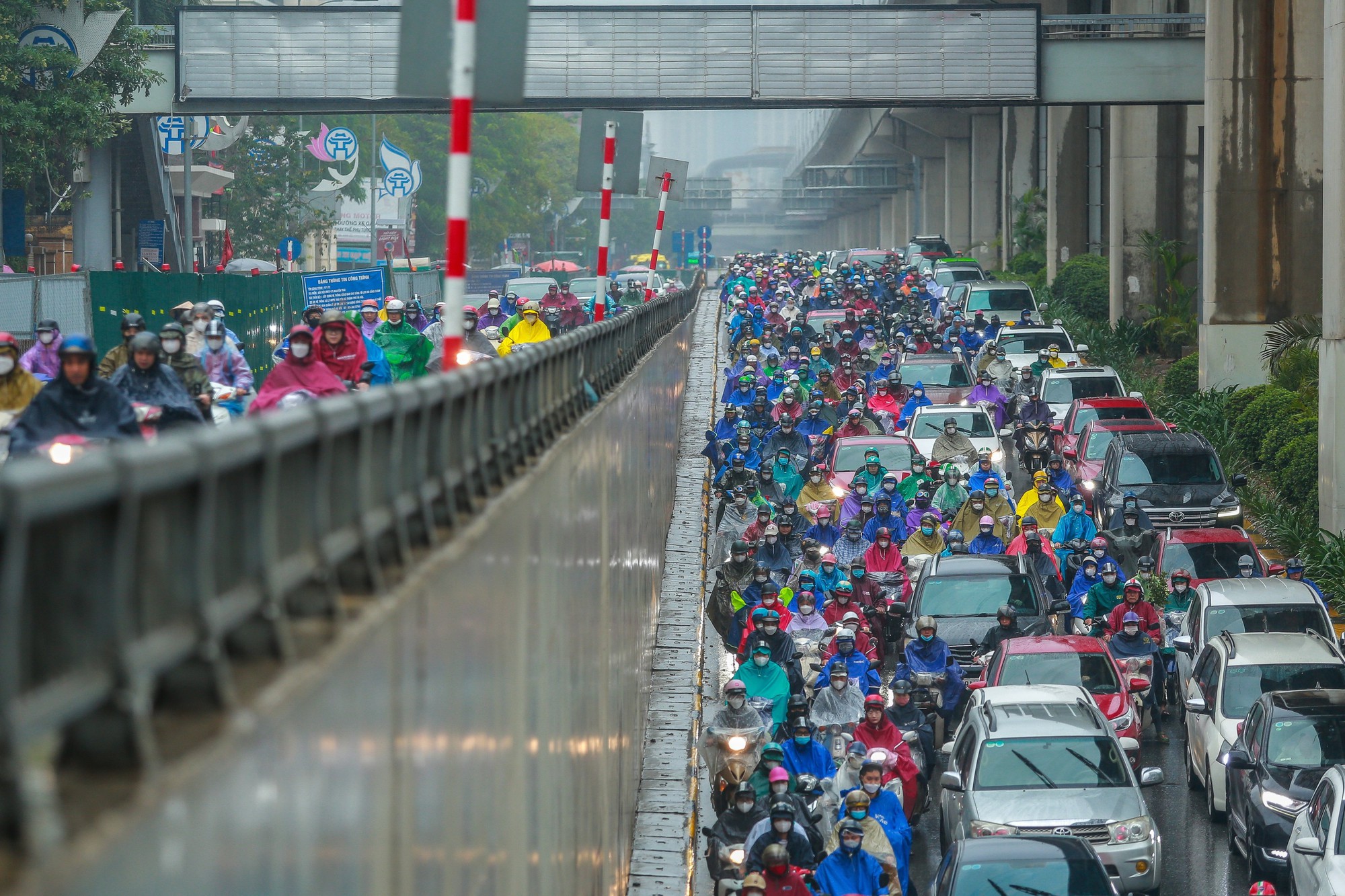 Hà Nội: Người dân vật lộn với tắc đường trong mưa lạnh- Ảnh 12.