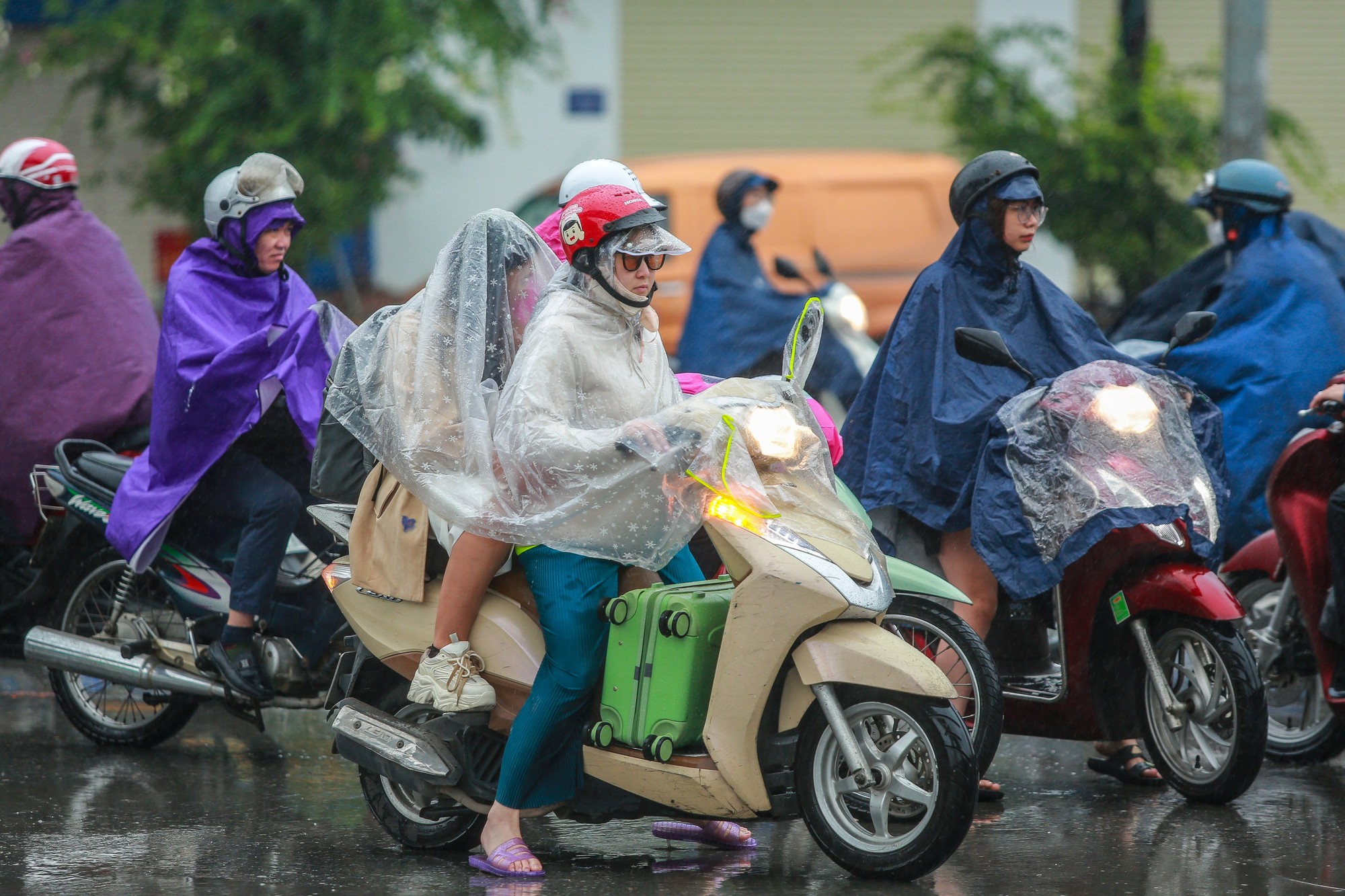 Hà Nội: Người dân vật lộn với tắc đường trong mưa lạnh- Ảnh 6.