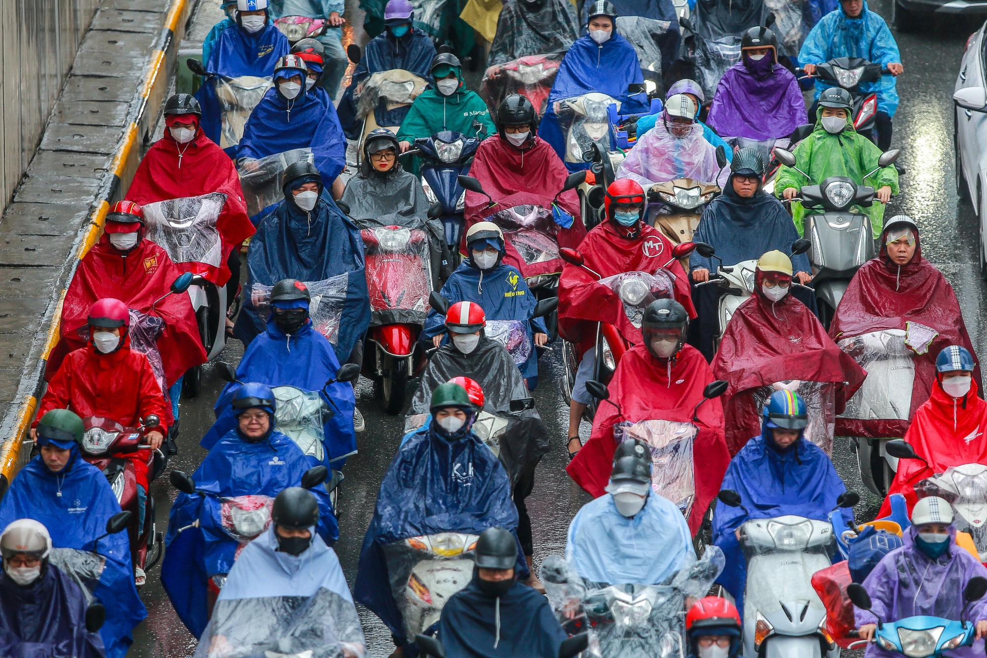 Hà Nội: Người dân vật lộn với tắc đường trong mưa lạnh- Ảnh 13.