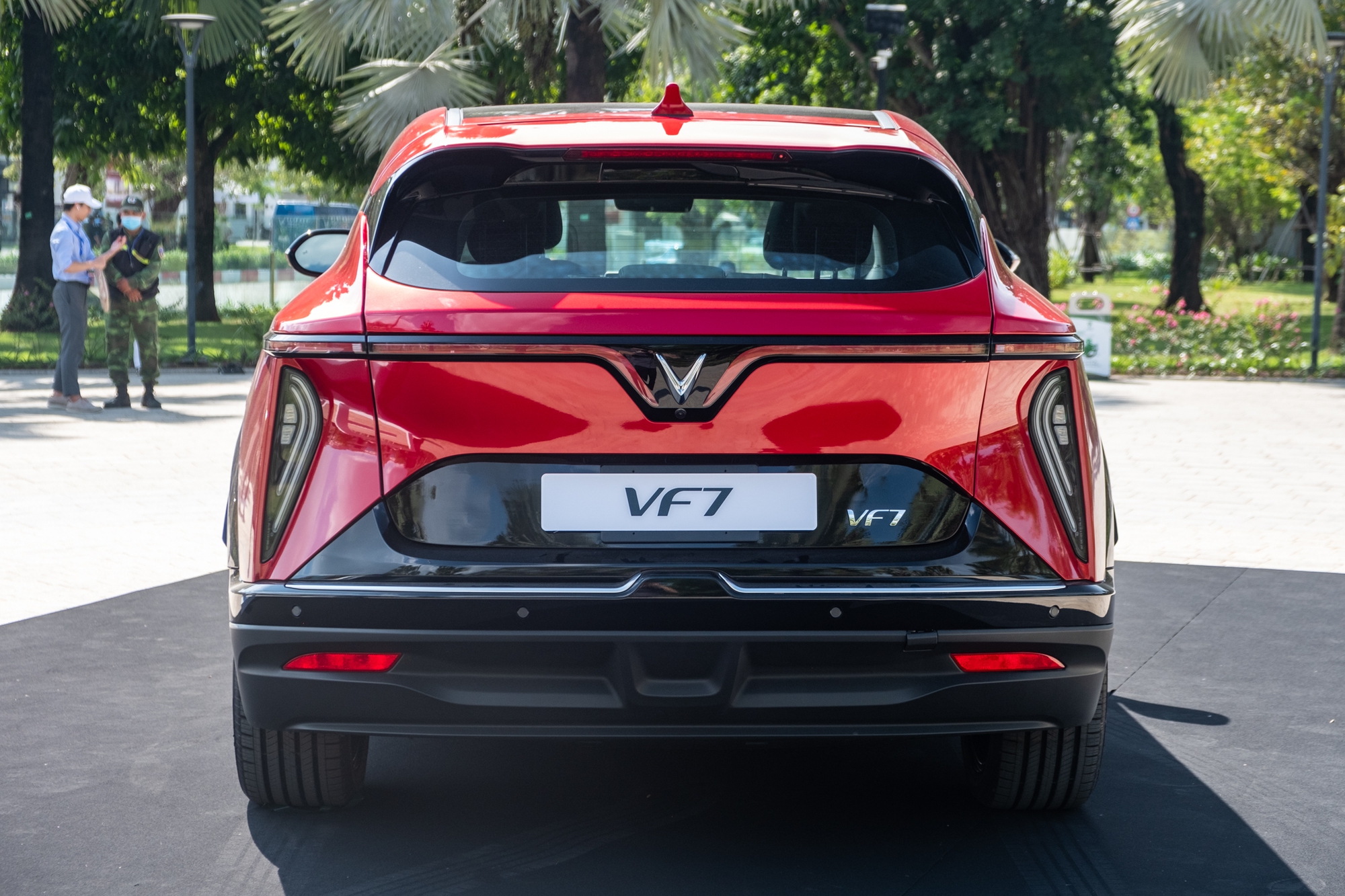 Chi tiết VinFast VF 7 Plus bản thương mại: Giá từ 999 triệu, đẹp như concept, nhiều công nghệ vượt phân khúc - Ảnh 6.