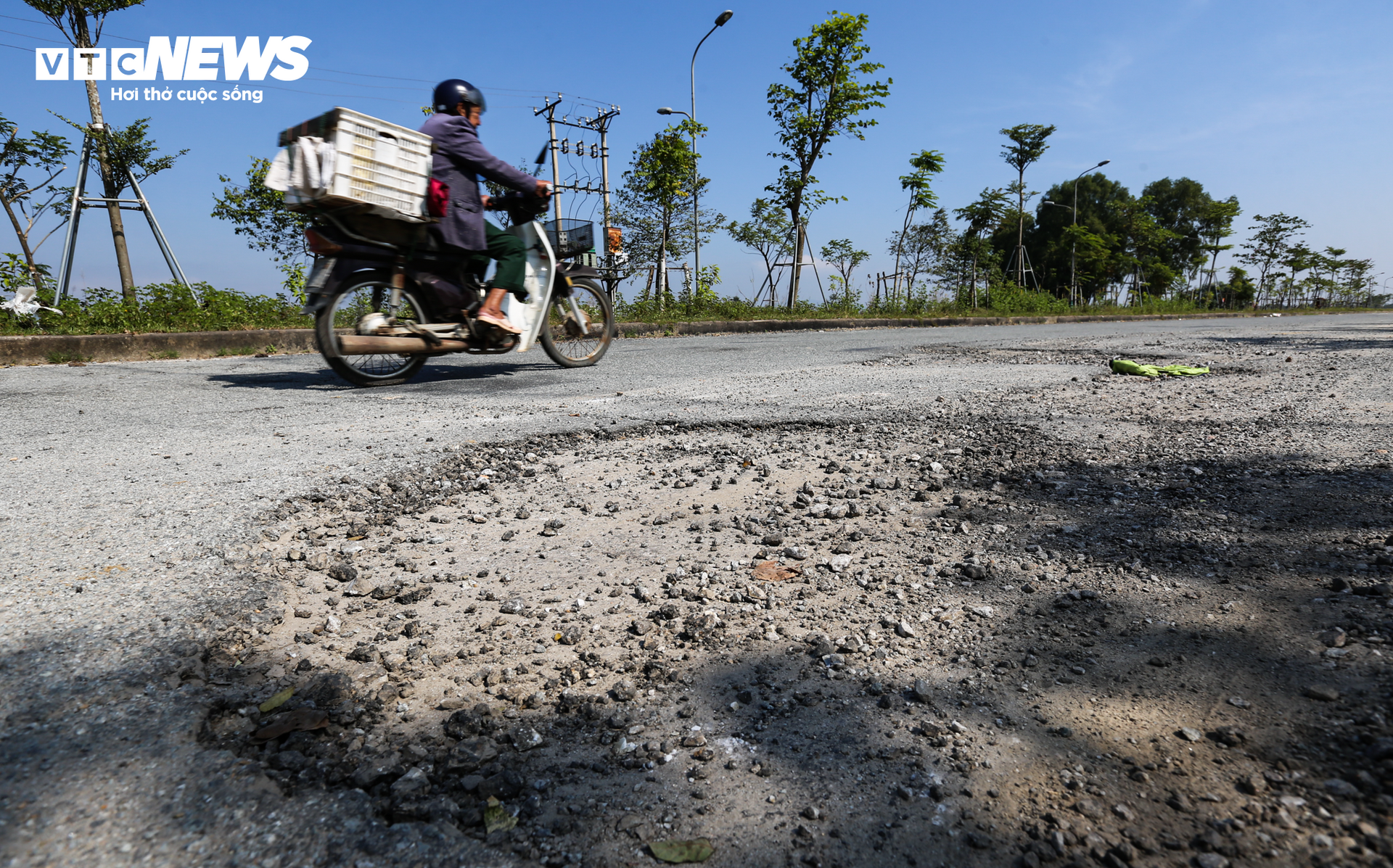 Ổ voi, ổ gà 'giăng bẫy' người dân trên tuyến đường 173 tỷ đồng ở Hà Tĩnh - Ảnh 18.