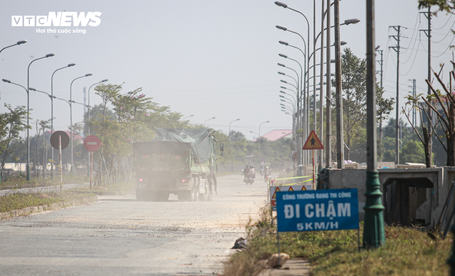 Ổ voi, ổ gà 'giăng bẫy' người dân trên tuyến đường 173 tỷ đồng ở Hà Tĩnh - Ảnh 6.