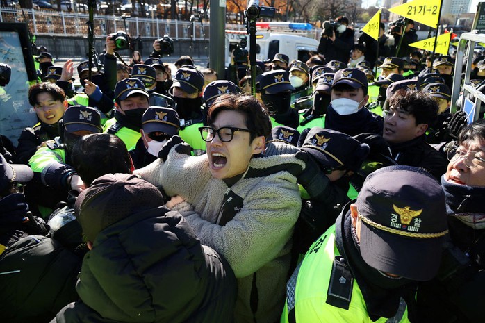 Người nuôi chó lấy thịt tiếp cận phủ tổng thống Hàn Quốc, xô xát với cảnh sát - Ảnh 1.