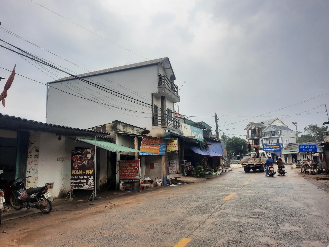 Hà Tĩnh: Lãnh đạo huyện nói gì từ vụ hàng chục ki-ốt để kinh doanh thành nhà cao tầng kiên cố - Ảnh 2.