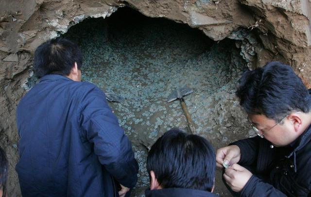 Đào móng ở công trường, công nhân phát hiện hơn 2.000 kg vật thể &quot;xâu thành chuỗi&quot; màu xanh lục: Chuyên gia khẳng định đó là kho báu hơn 1000 năm lịch sử - Ảnh 2.