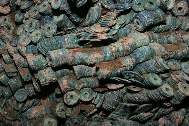 Đào móng ở công trường, công nhân phát hiện hơn 2.000 kg vật thể &quot;xâu thành chuỗi&quot; màu xanh lục: Chuyên gia khẳng định đó là kho báu hơn 1000 năm lịch sử - Ảnh 3.