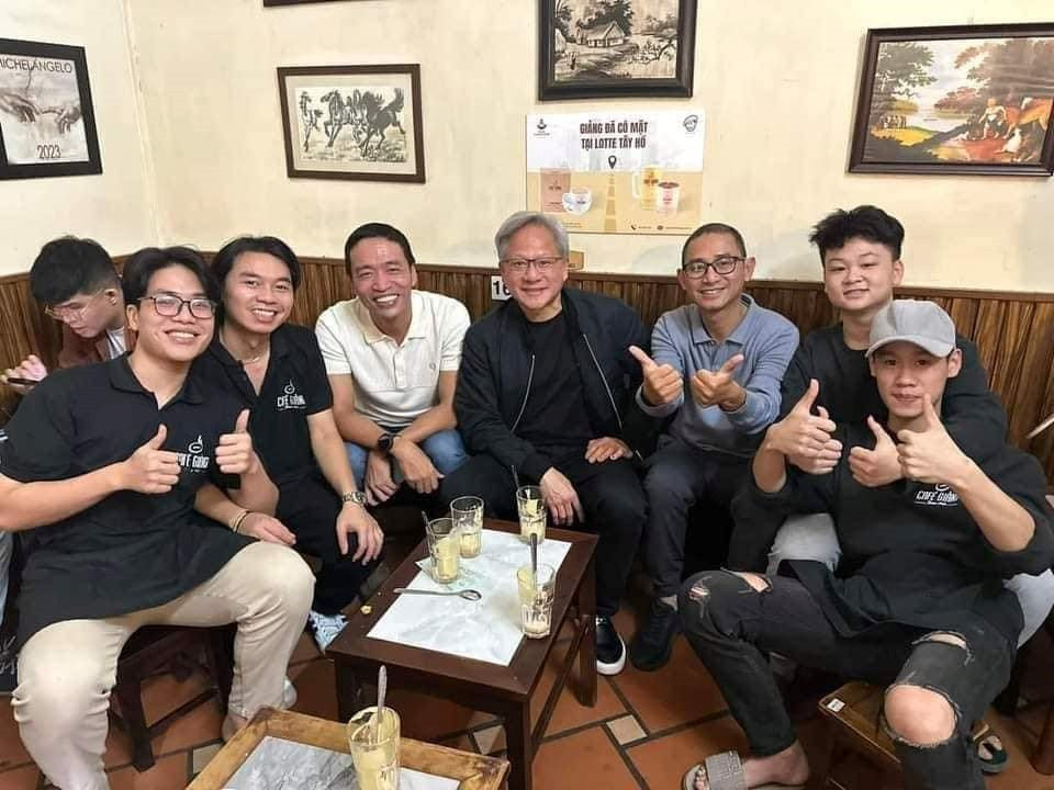 CEO VNG cùng CEO Tập đoàn chip hơn 1.000 tỷ USD của Mỹ đi ăn uống tại quán vỉa hè Hà Nội