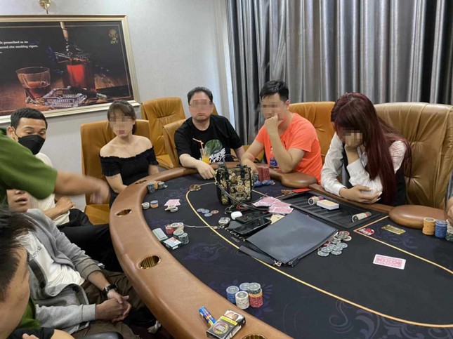 Phá sòng bạc giao dịch hơn 20 tỷ đồng dưới hình thức Poker tại Hà Nội - Ảnh 1.