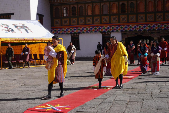 Diện mạo tiểu công chúa Bhutan chính thức được hé lộ sau 3 tháng, lập tức khiến dân mạng &quot;lịm tim&quot; vì quá dễ thương - Ảnh 1.