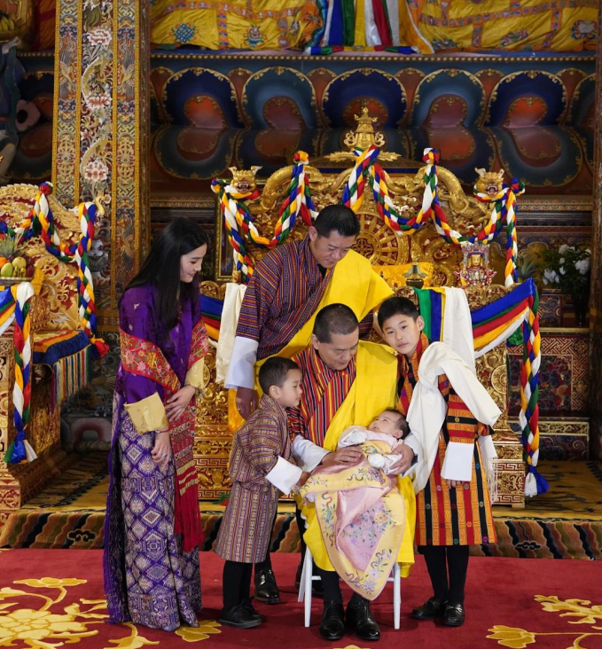 Diện mạo tiểu công chúa Bhutan chính thức được hé lộ sau 3 tháng, lập tức khiến dân mạng &quot;lịm tim&quot; vì quá dễ thương - Ảnh 4.
