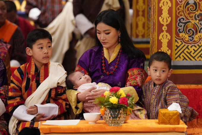 Diện mạo tiểu công chúa Bhutan chính thức được hé lộ sau 3 tháng, lập tức khiến dân mạng &quot;lịm tim&quot; vì quá dễ thương - Ảnh 6.