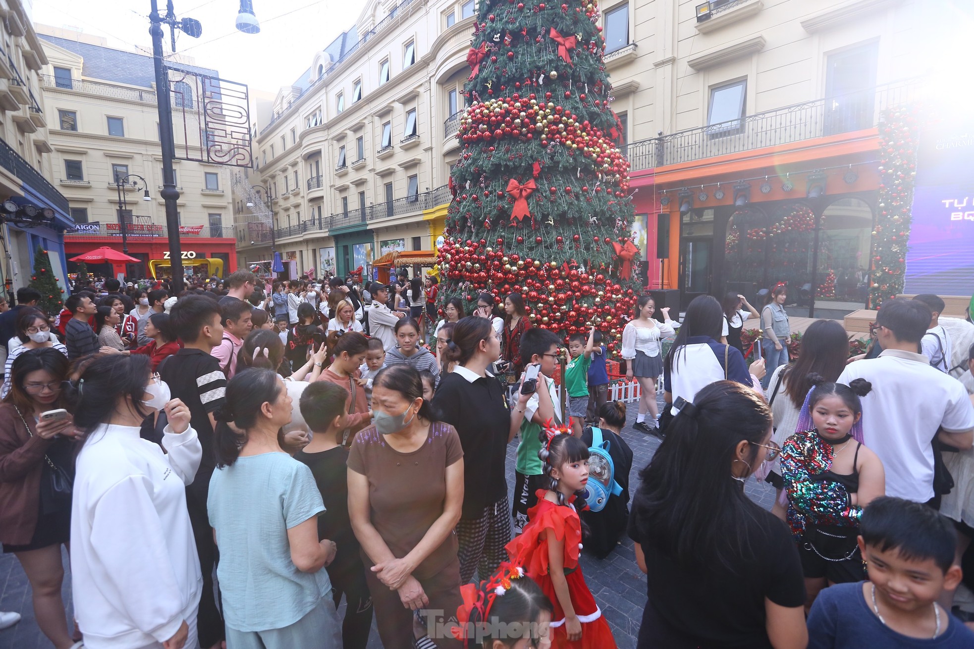 Phố đi bộ châu Âu đông nghịt người đón Giáng sinh sớm - Ảnh 3.