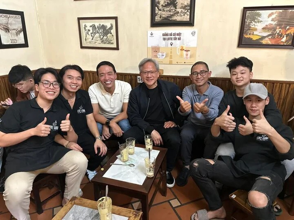 CEO Nvidia đến Việt Nam không chỉ ăn phở, uống cafe: Sẽ có chuyển giao công nghệ và "xây tổ đại bàng"? - Ảnh 1.