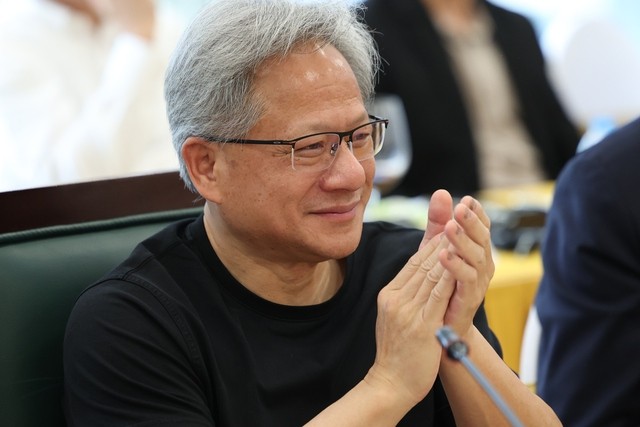 CEO NVIDIA Jensen Huang: Việt Nam có 1 triệu người làm CNTT, nếu chuyển đổi sang 1 triệu người làm bán dẫn thì Việt Nam sẽ tiến nhanh hơn rất nhiều- Ảnh 1.