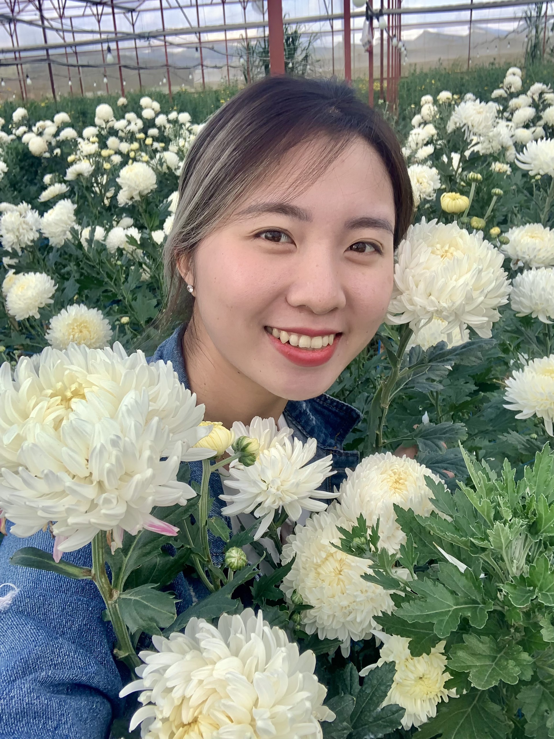 Tốt nghiệp RMIT, cô gái quay về Lâm Đồng học tiếp Thạc sĩ rồi đi bán hoa tươi phụ bố mẹ- Ảnh 2.