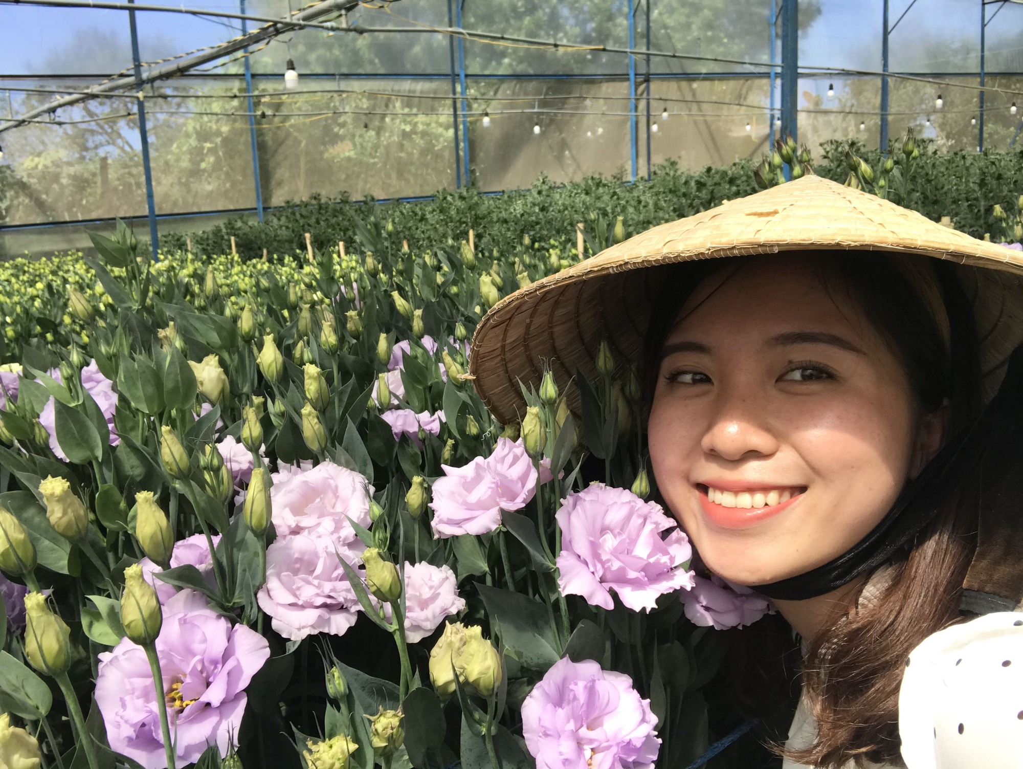 Tốt nghiệp RMIT, cô gái quay về Lâm Đồng học tiếp Thạc sĩ rồi đi bán hoa tươi phụ bố mẹ- Ảnh 4.