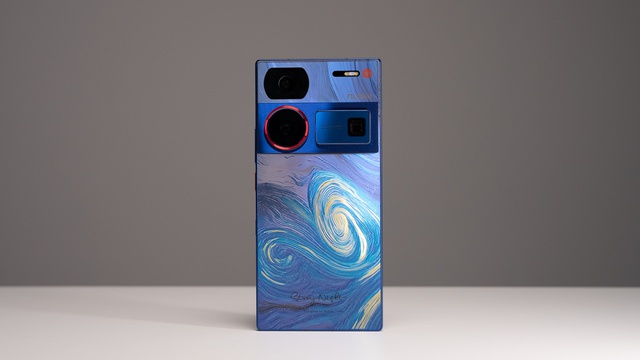 Lộ diện smartphone thiết kế mặt lưng siêu dị, chạy chip Snapdragon 8 Gen 3