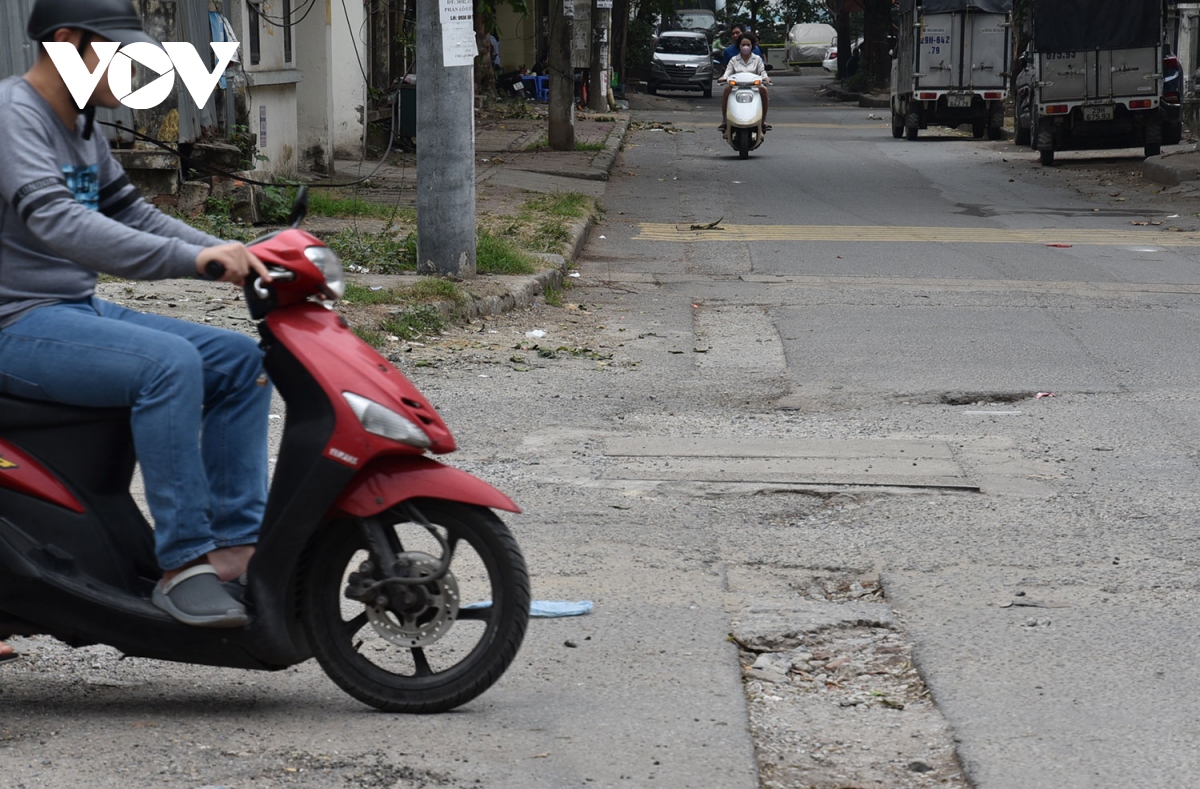Đường trong Khu đô thị Đền Lừ xuống cấp hư hỏng, người dân mong sớm cải tạo - Ảnh 13.