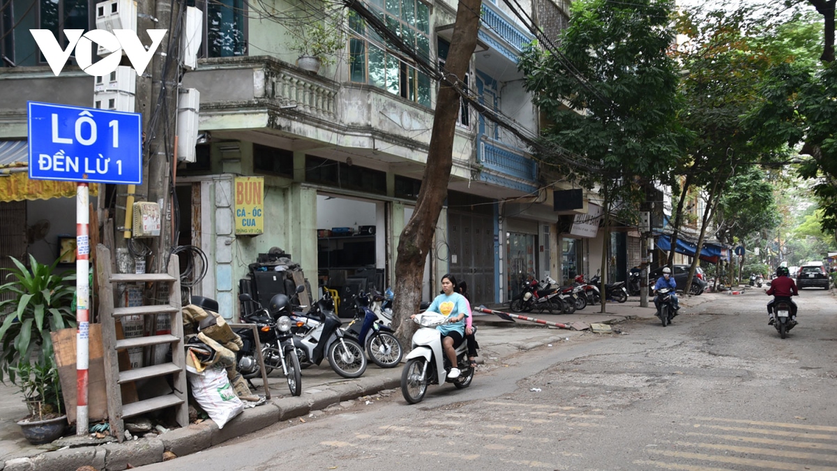 Đường trong Khu đô thị Đền Lừ xuống cấp hư hỏng, người dân mong sớm cải tạo - Ảnh 1.