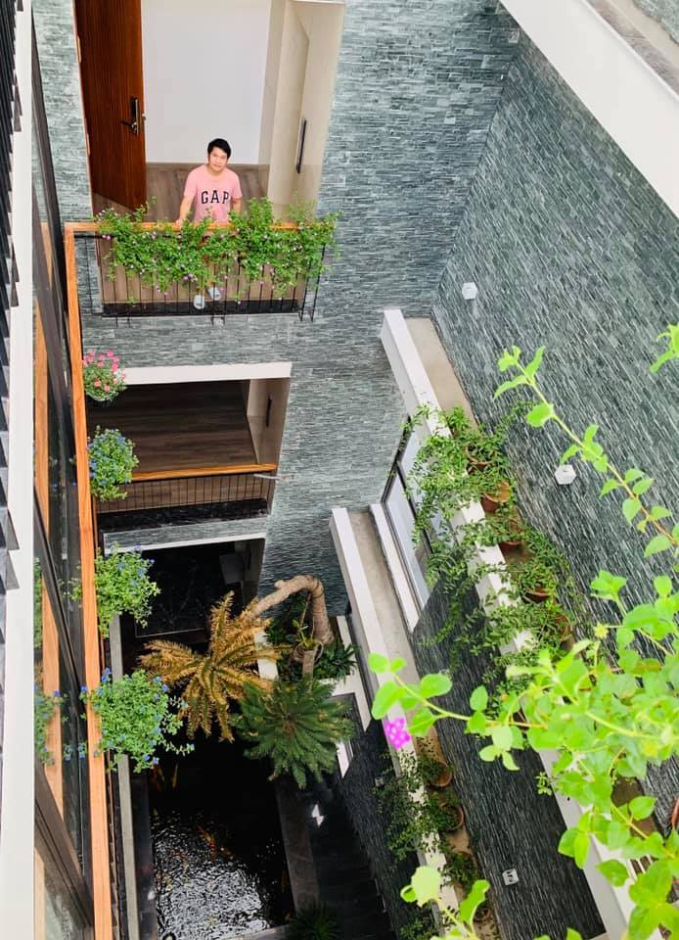 3 căn biệt thự bề thế và cuộc sống điền viên của "ông hoàng nhạc đỏ" Trọng Tấn bên bà xã tài giỏi - Ảnh 1.