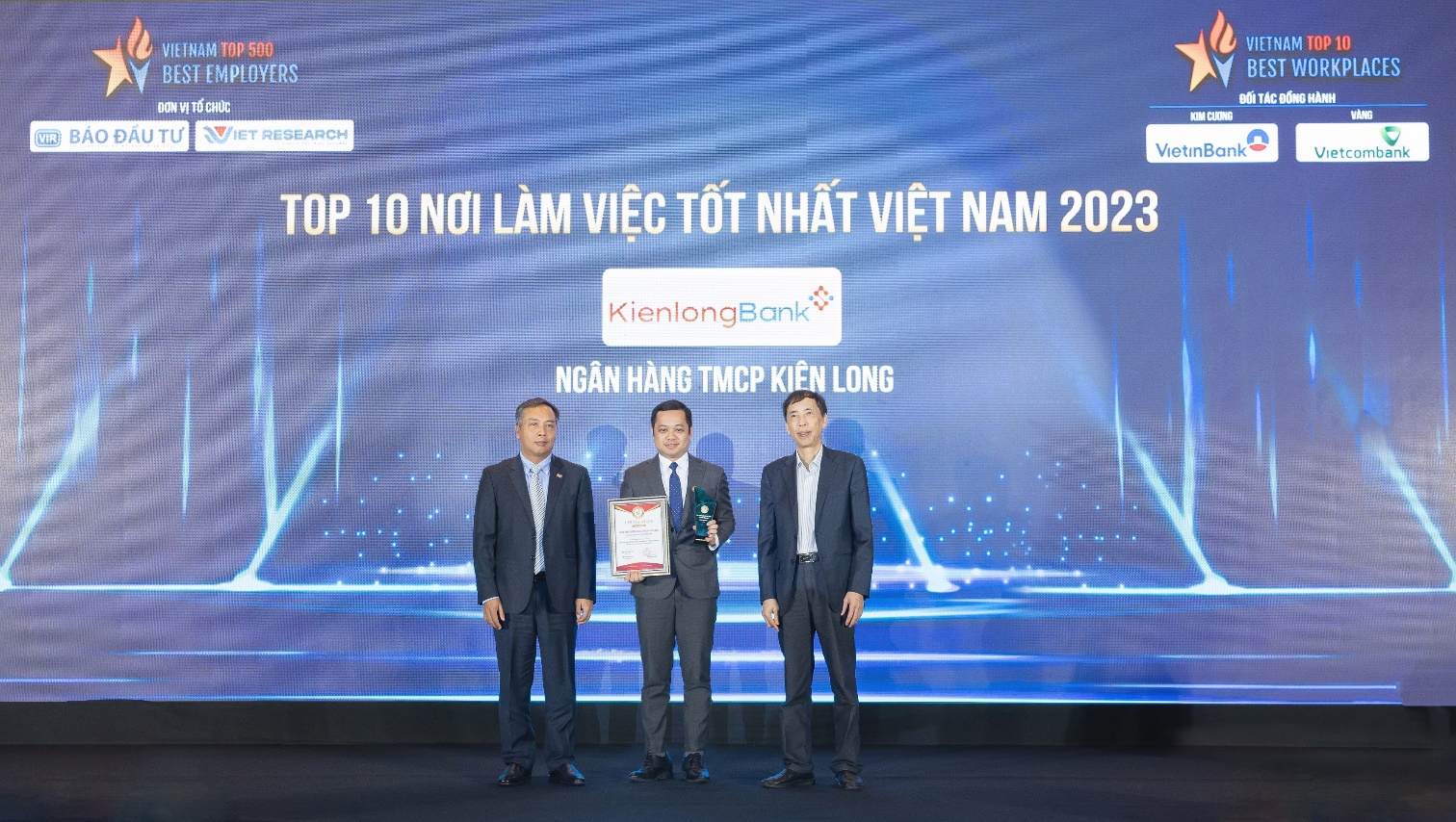 Viet Research: KienlongBank - Top 10 Nơi làm việc tốt nhất Việt Nam ngành Ngân hàng - Ảnh 1.