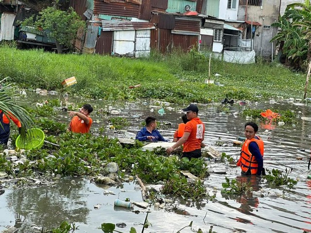 Những bạn trẻ sẵn sàng ngâm mình trong dòng nước đen vì một khát vọng xanh cho Việt Nam - Ảnh 7.