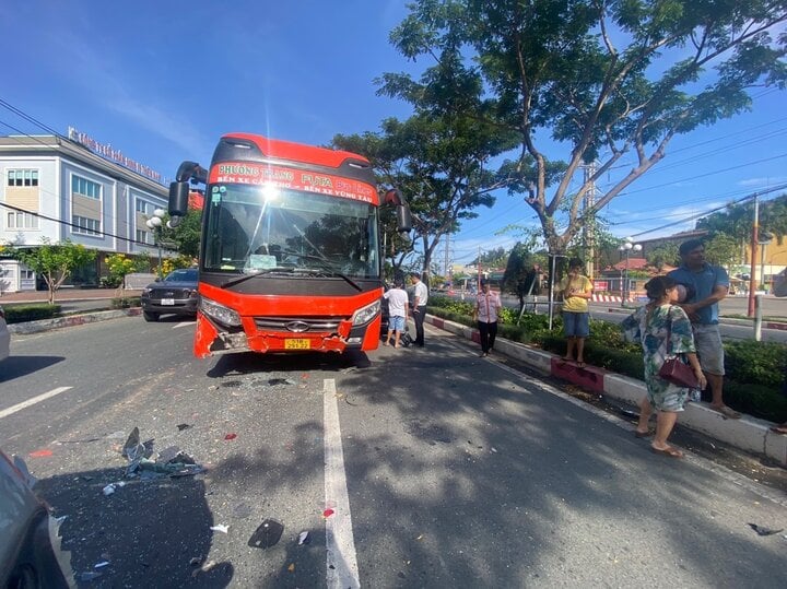 Tai nạn liên hoàn giữa xe khách Phương Trang và 4 ô tô ở TP Vũng Tàu - Ảnh 1.