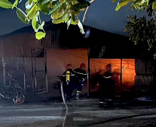 Lửa cháy dữ dội tại nhà xe Trường Đại học Hồng Đức lúc rạng sáng - Ảnh 1.