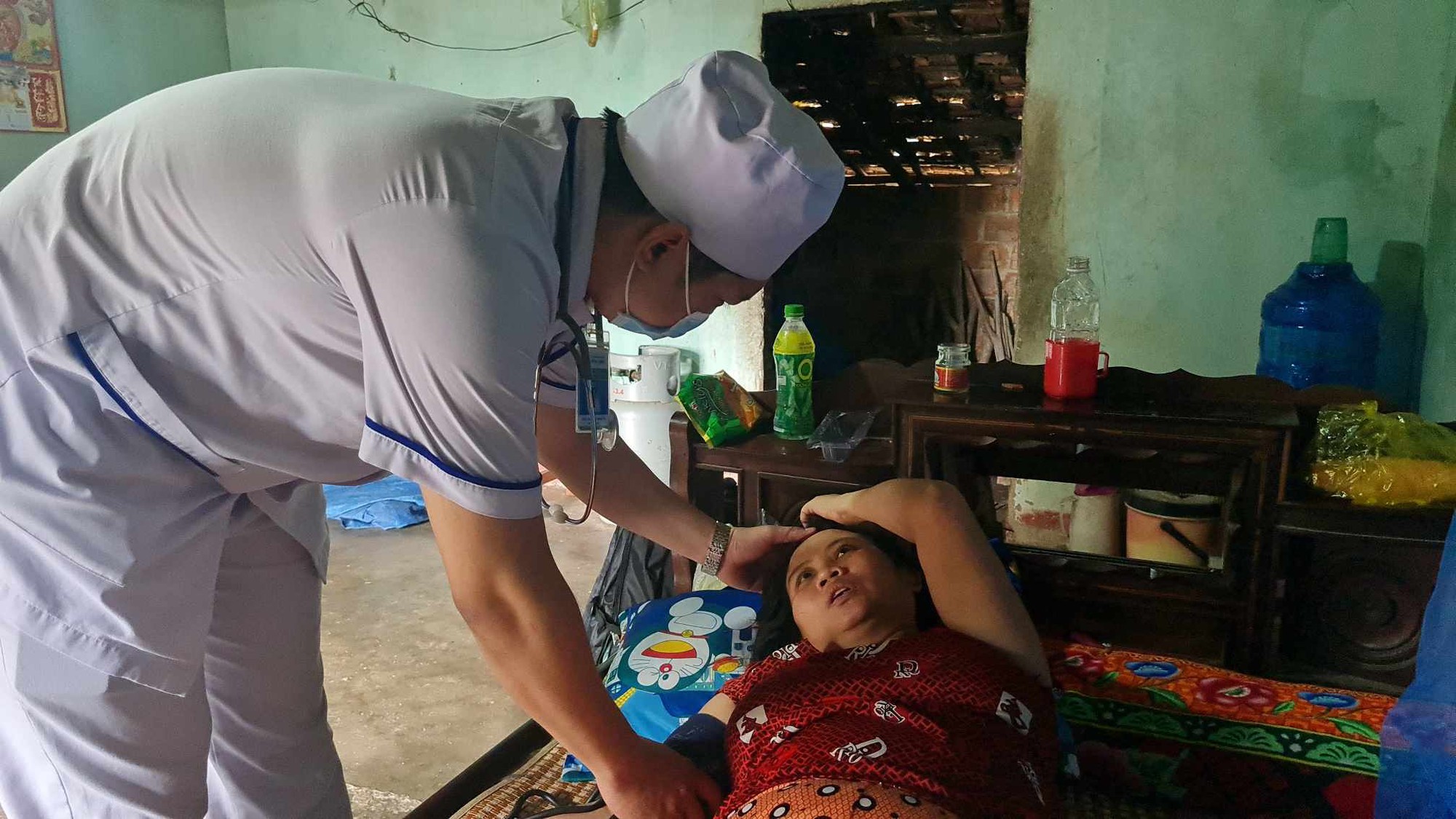 Mẹ của bé gái nhặt ve chai được đưa đến bệnh viện điều trị miễn phí, hàng xóm xúc động: 
