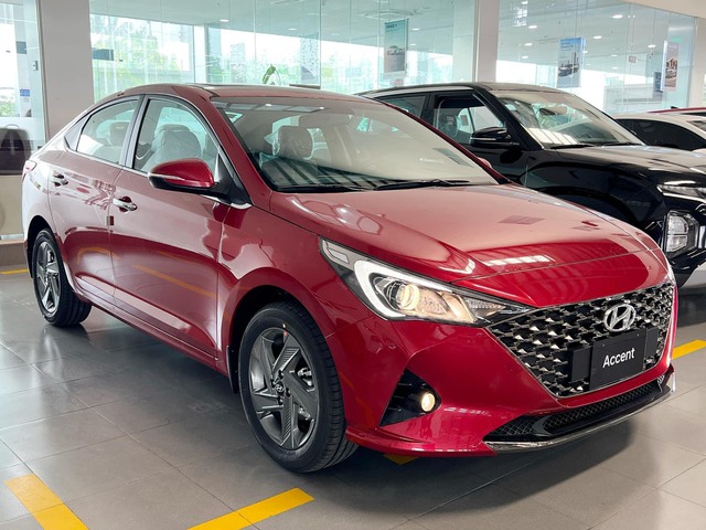 Hyundai trước cơ hội bán vượt Toyota sau 2 năm tụt lại ở Việt Nam: Corolla Cross bán chậm, Santa Fe, Tucson bứt tốc sau giảm giá - Ảnh 1.