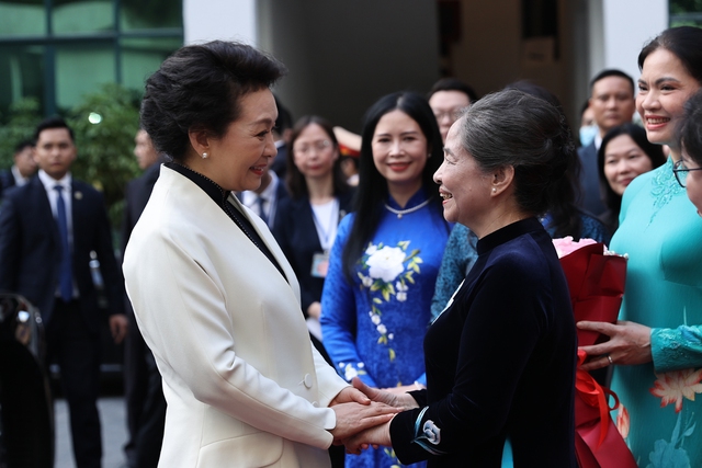 Phu nhân Tổng Bí thư Nguyễn Phú Trọng và Phu nhân Tổng Bí thư, Chủ tịch nước Trung Quốc thăm Bảo tàng Phụ nữ Việt Nam - Ảnh 1.