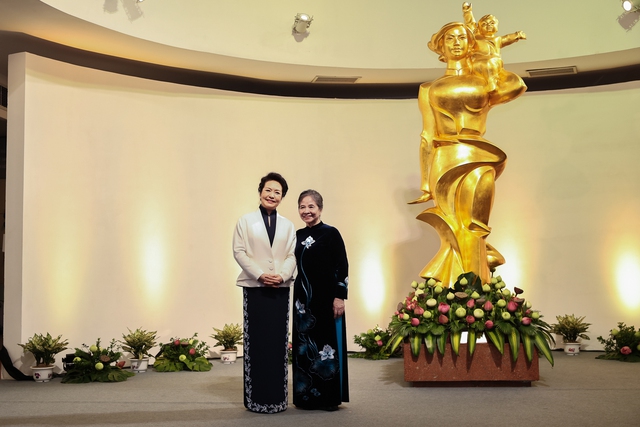 Phu nhân Tổng Bí thư Nguyễn Phú Trọng và Phu nhân Tổng Bí thư, Chủ tịch nước Trung Quốc thăm Bảo tàng Phụ nữ Việt Nam - Ảnh 5.